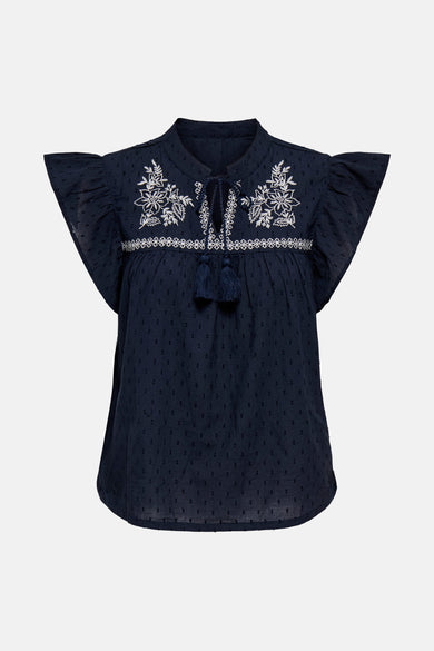 Blauwe blouse met korte mouwen van JDY, met witte bloemenborduursels en kwastjes.
