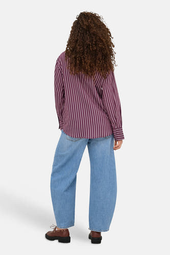 Chemise violette à manches longues ONLY®, avec rayures verticales blanches, vue de dos.
