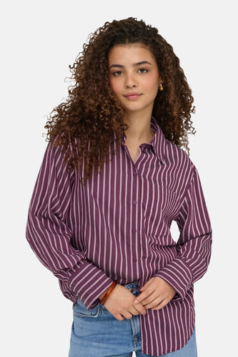 Chemise à rayures violettes et blanches de ONLY® à manches longues et avec une poche poitrine, portée avec un jean bleu.