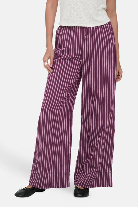 Pantalon violet à rayures à jambes larges de ONLY, combiné avec un haut tricoté blanc.