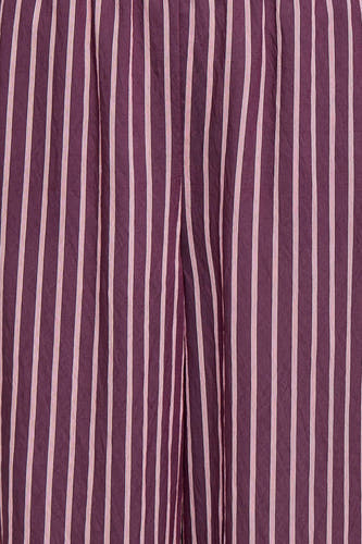 Paarse broek van ONLY® met dunne witte verticale strepen en een licht gekreukte textuur.