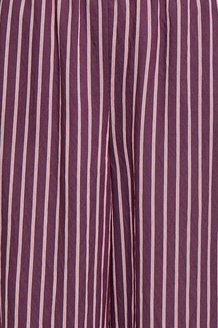 Pantalon violet de ONLY® avec de fines rayures verticales blanches et une texture légèrement froissée.