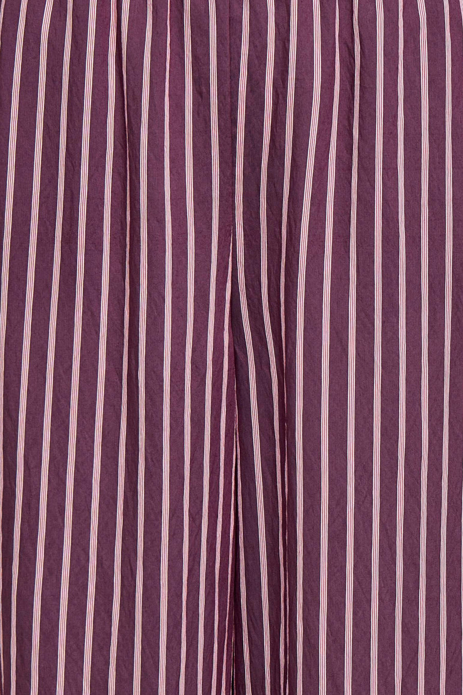 Paarse broek van ONLY® met dunne witte verticale strepen en een licht gekreukte textuur.