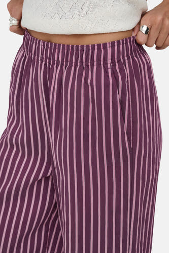Paarse gestreepte broek van ONLY® met verticale witte en roze strepen, getoond met elastische tailleband en een witte top.
