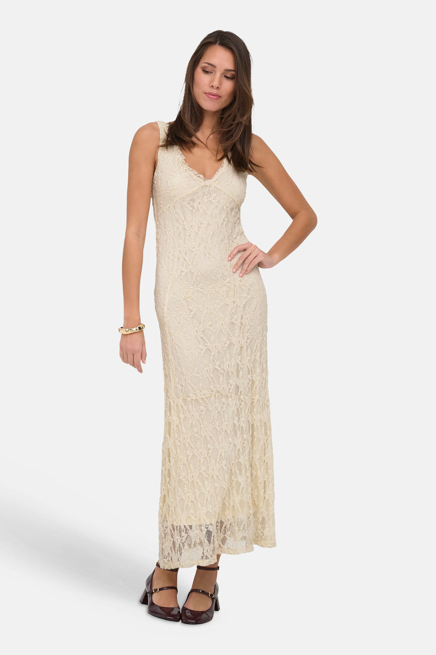 Ecru mouwloos maxi kleedje van ONLY® met kanten textuur en V-hals, gedragen door een model met bruine schoenen en gouden armband.