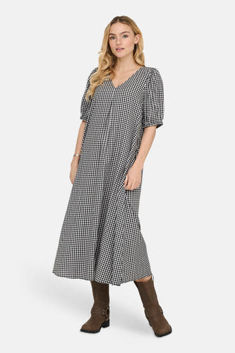 Kleedje met korte mouwen van JDY, met een zwart-wit geruite print en bruine laarzen.
