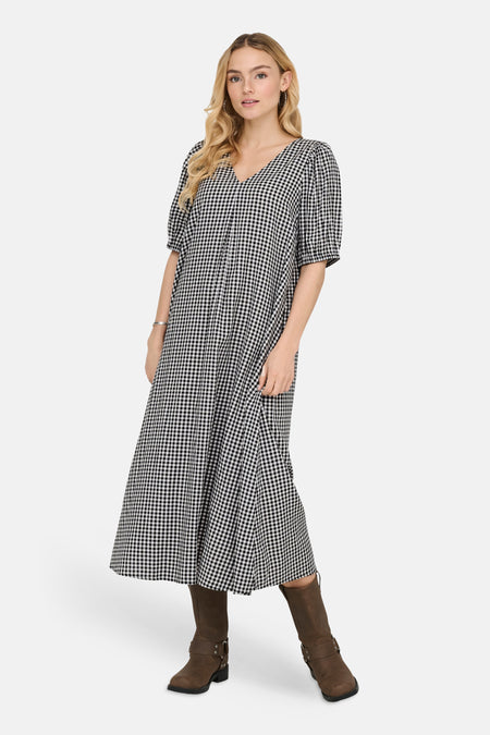 Robe à manches courtes multicolore de JDY, avec un motif à carreaux vichy et associée à des bottes marron.