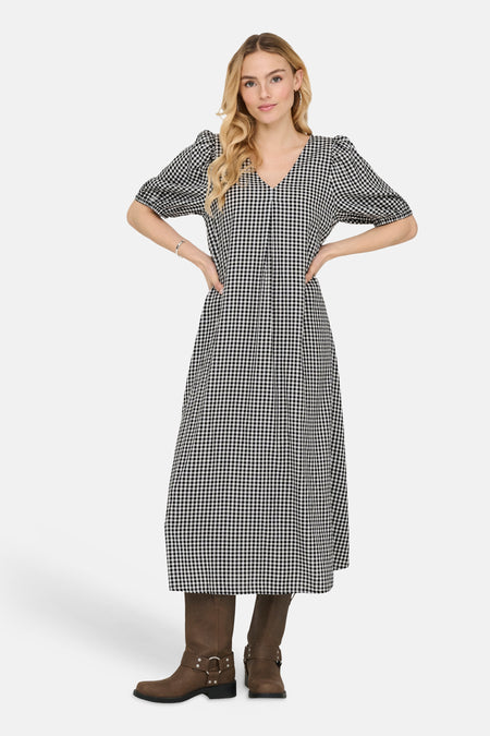Korte mouwen jurk multicolor van JDY, met een gingham ruitjespatroon en gecombineerd met bruine laarzen.
