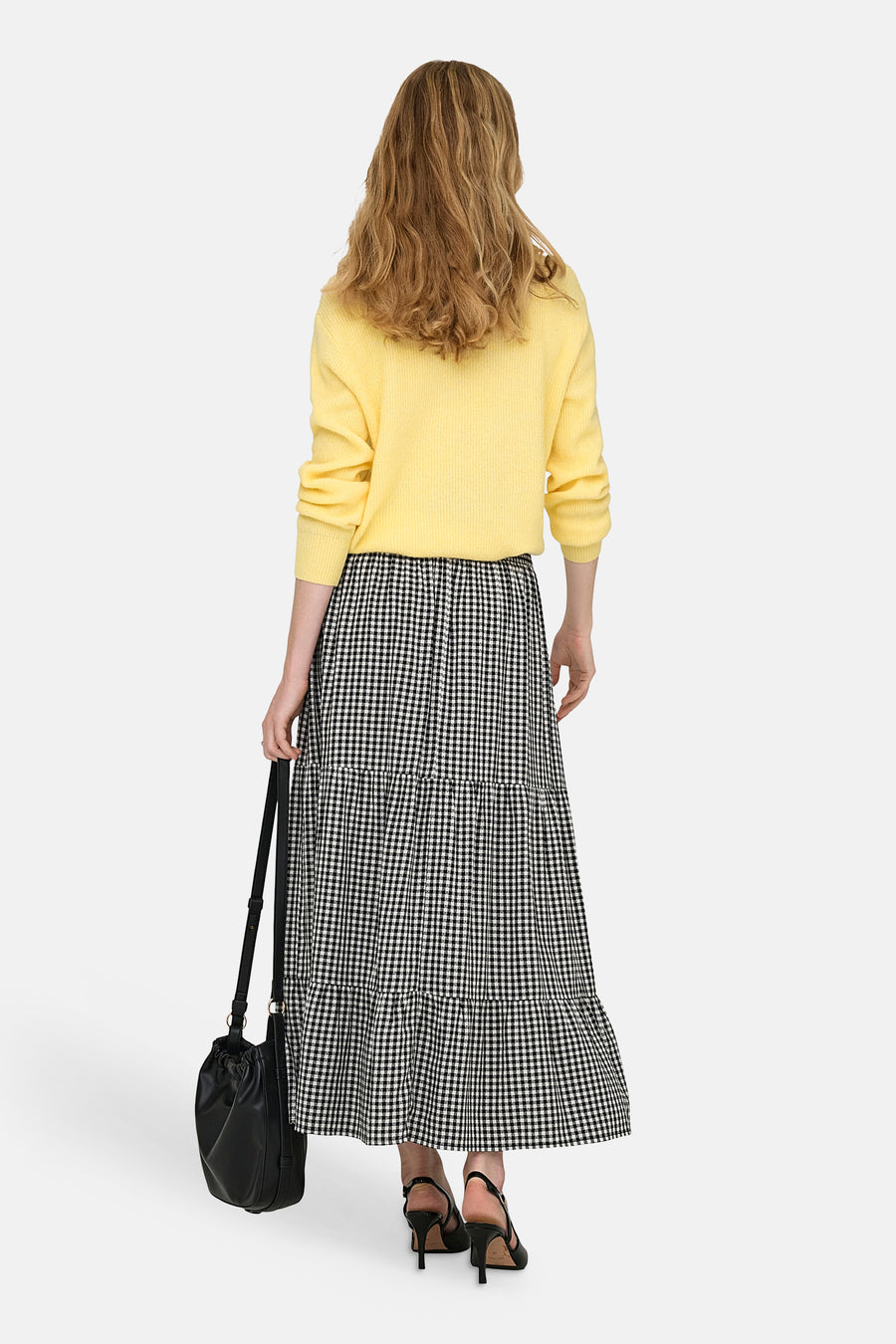 Lange, meerkleurige rok van JDY met een zwart-wit geruit patroon en een gelaagde stijl.