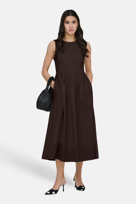 Robe marron sans manches de JDY, avec smocks sur la poitrine et poches latérales.