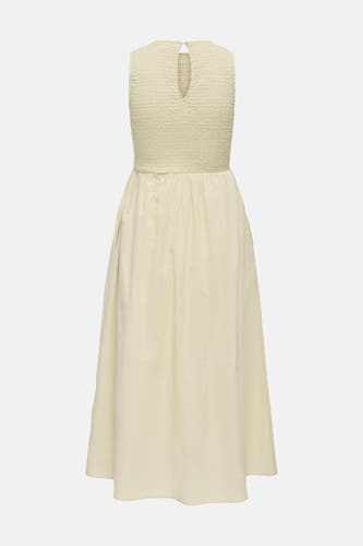 Robe sans manches beige de JDY avec corsage smocké, découpe en trou de serrure avec bouton au dos et jupe ample avec poches latérales.