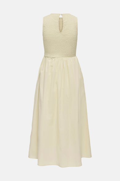 Robe sans manches beige de JDY avec corsage smocké, découpe en trou de serrure avec bouton au dos et jupe ample avec poches latérales.