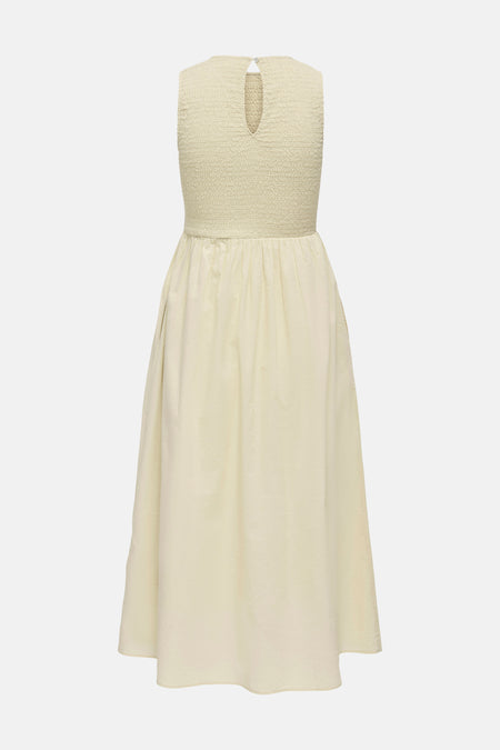 Robe sans manches beige de JDY avec corsage smocké, découpe en trou de serrure avec bouton au dos et jupe ample avec poches latérales.