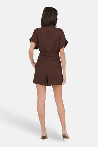 Bruine korte broek van JDY, achterkant, met elastische taille en gestreept textuur, model draagt bijpassend overhemd en hoge hakken