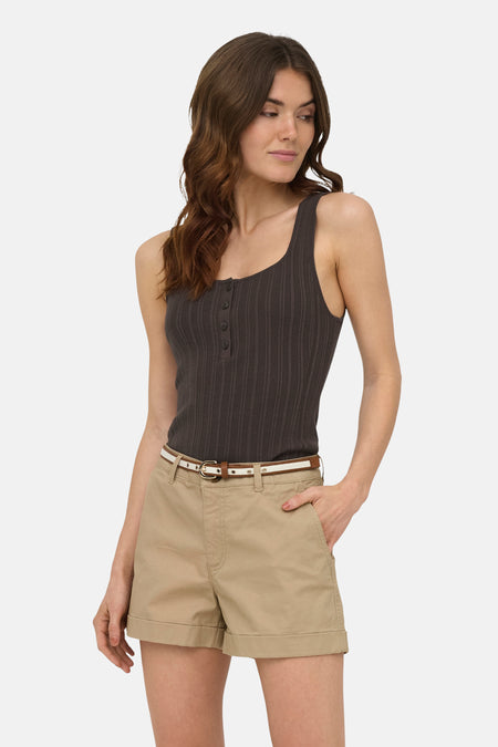 Bruine ribbeltop zonder mouwen van ONLY®, met knoopsluiting aan de voorkant, gedragen met beige korte broek en riem, vooraanzicht.