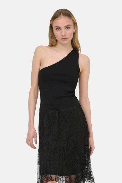 Zwart asymmetrisch mouwloos top van ONLY®, strakke pasvorm, ribstructuur, front view, model draagt zwarte kanten rok