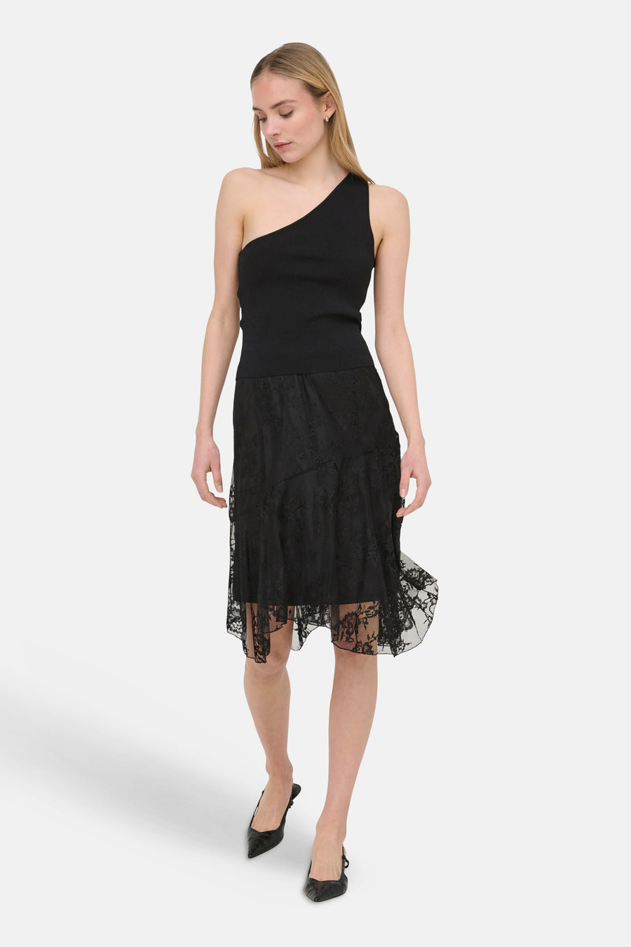 Zwart asymmetrisch mouwloos top van ONLY® met ribstructuur, gedragen met zwarte kanten rok en pumps, front view