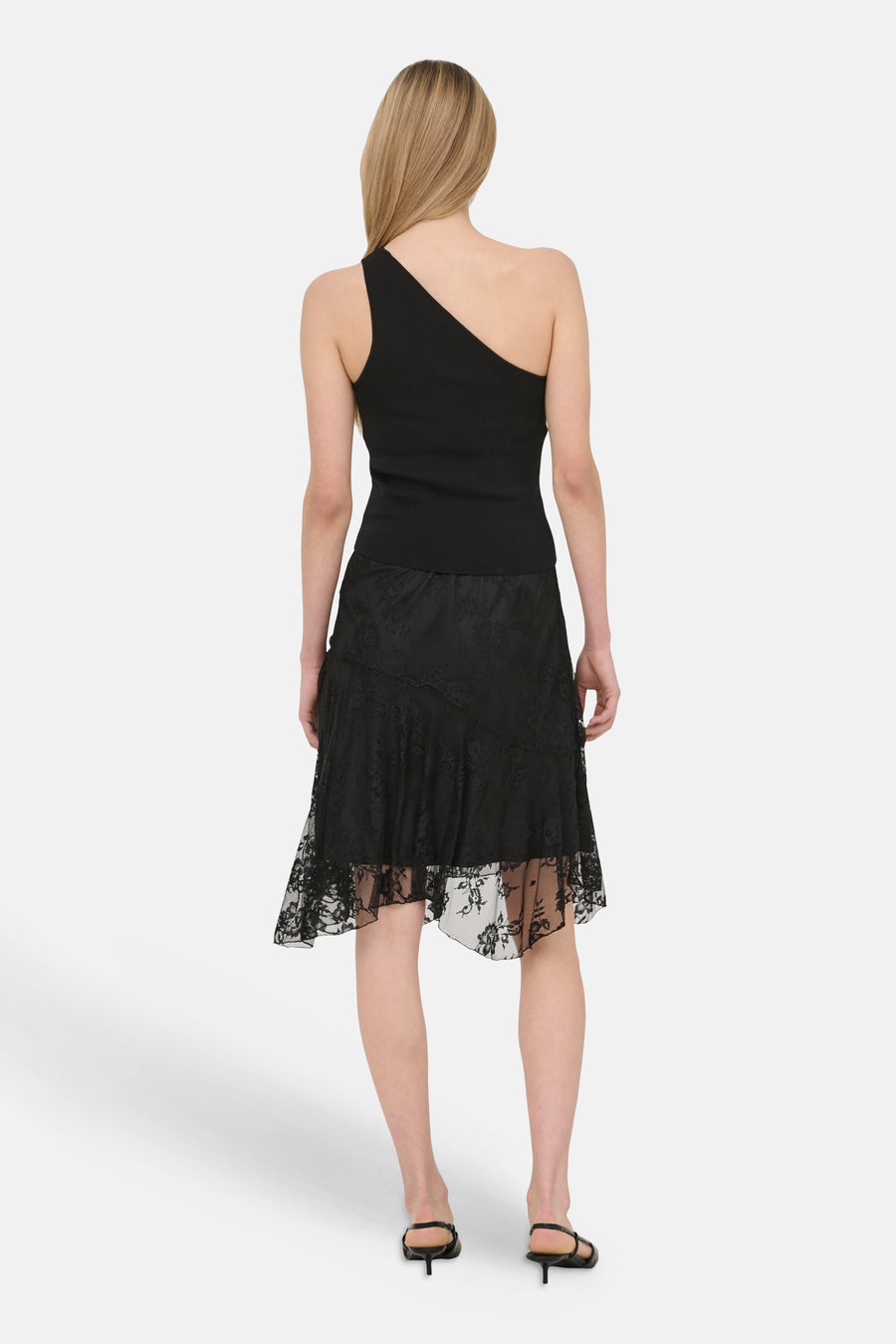 Zwart asymmetrisch mouwloos top van ONLY®, achterzijde weergegeven, gladde stof, model draagt zwarte kanten rok en hakken