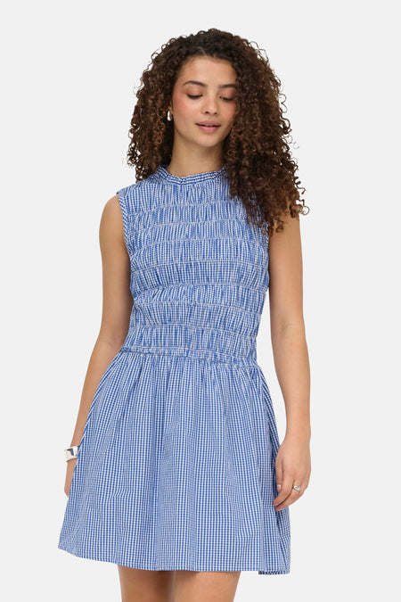 Blauw geruit mouwloos kleedje van ONLY® met gerimpeld lijfje en taille.