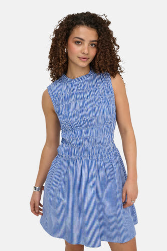 Robe courte à carreaux bleu et blanc sans manches de ONLY® avec corsage smocké et bracelet manchette argenté.