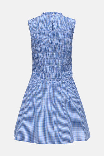 Robe sans manches à carreaux bleu et blanc de ONLY® en vue arrière, avec un haut smocké, un col montant, une fermeture boutonnée au dos et une jupe évasée.
