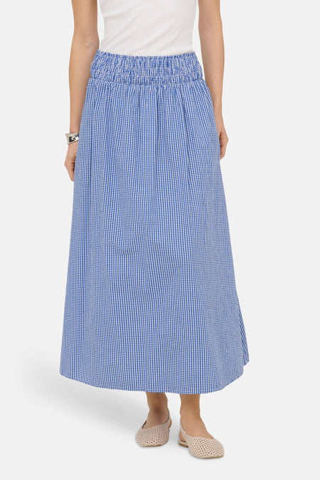 Jupe longue bleue ONLY® à motif vichy blanc et taille élastique, portée par un mannequin.