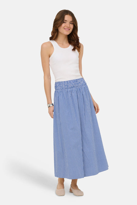 Blauwe lange rok van ONLY® met wit vichy-ruitpatroon en elastische tailleband, gedragen door een model.