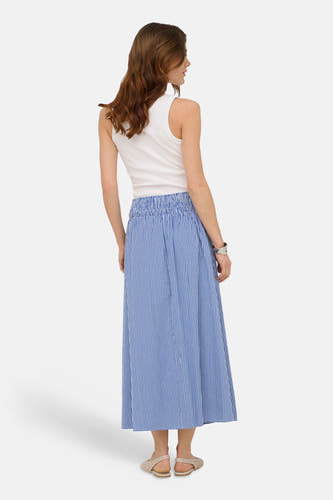 Blauwe lange rok van ONLY® met ruitjespatroon, gerimpelde tailleband, achteraanzicht op model.