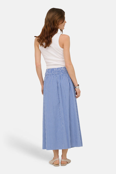 Jupe longue bleue à motif à carreaux de ONLY®, taille froncée, vue arrière sur le mannequin.