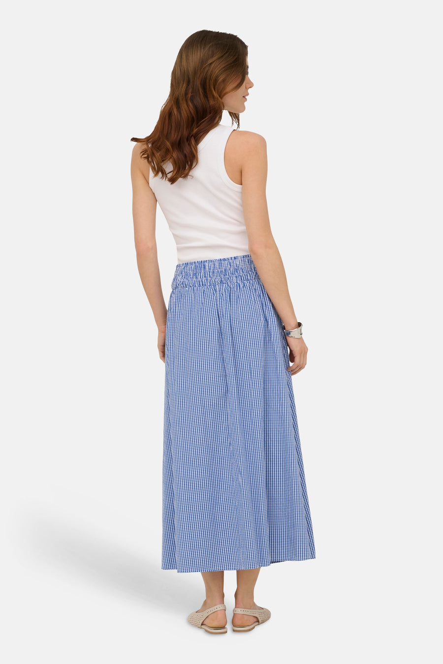 Blauwe lange rok van ONLY® met ruitjespatroon, gerimpelde tailleband, achteraanzicht op model.