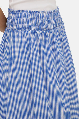 Blauwe rok met gingham ruitpatroon van ONLY, met gesmokte tailleband, gedragen met een witte top.