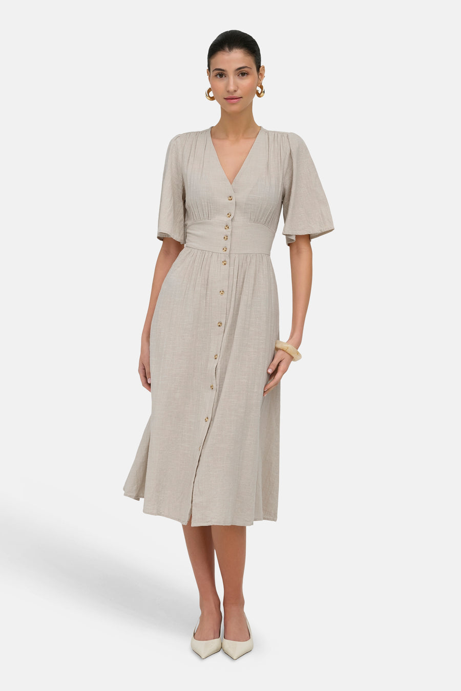 Beige kleedje met korte mouwen van ONLY® met V-hals, knoopsluiting en getailleerde pasvorm.