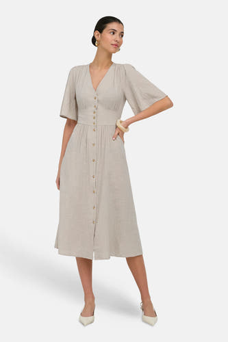 Beige kleedje met korte mouwen van ONLY® in linnenlook, met V-hals, knoopsluiting en getailleerde taille, gedragen met goudkleurige oorbellen en crème slingback hakken.