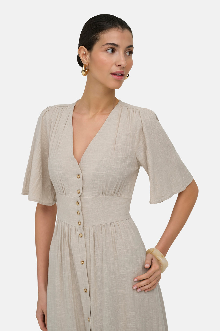 Beige kleedje met korte mouwen van ONLY, met linnenlook, V-hals en knoopsluiting aan de voorkant.