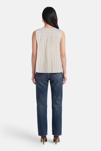 Ecru mouwloze blouse met fijne streep van JDY, rugzijde met plooien, gedragen met donkerblauwe jeans en bruine hakken