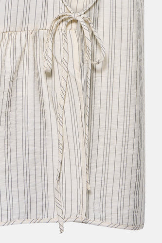 Ecru gestreepte mouwloze blouse van JDY met strikdetail en ruches, close-up voorzijde