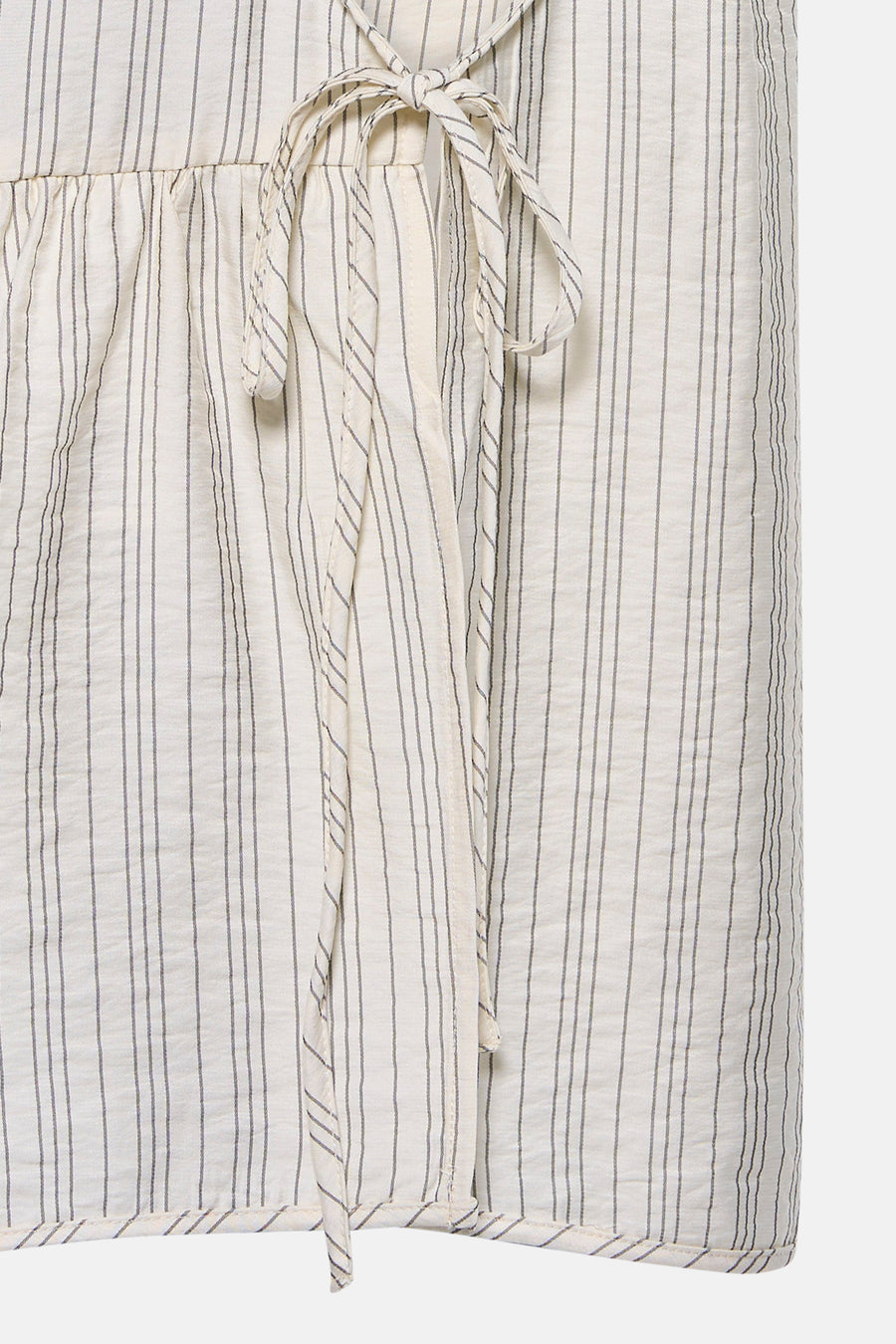 Ecru gestreepte mouwloze blouse van JDY met strikdetail en ruches, close-up voorzijde