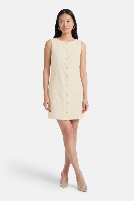 Ecru mouwloos kleedje van ONLY® met knopen en zakken, front view, model draagt goudkleurige oorbellen en versierde pumps
