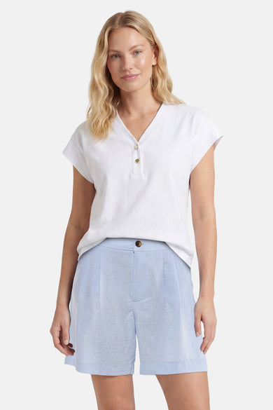 Lichtblauwe korte broek van ONLY® met gerimpelde zoom en voorzak, gedragen met witte blouse, front view