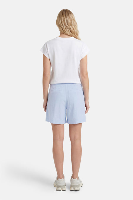 Lichtblauwe korte broek van ONLY®, achterzijde met twee zakken, gedragen met wit T-shirt en witte sneakers