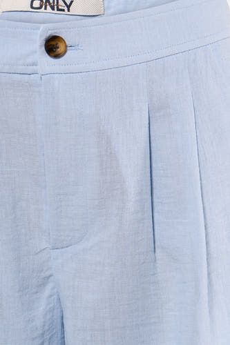 Lichtblauwe katoenen shorts van ONLY® met knoopsluiting en voorzak, close-up van voorkant