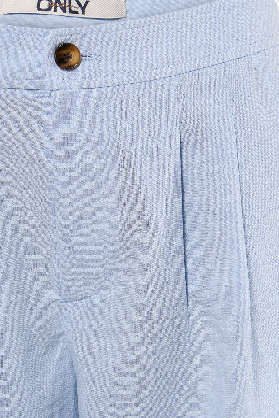 Lichtblauwe katoenen shorts van ONLY® met knoopsluiting en voorzak, close-up van voorkant