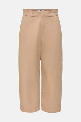 Beige 7/8 broek van JDY met wijde pijpen, riemlussen en een gulp, plat in vooraanzicht.