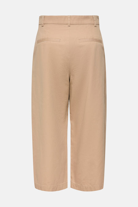 Pantalon 7/8 beige de JDY avec passants de ceinture et deux poches passepoilées à l'arrière.