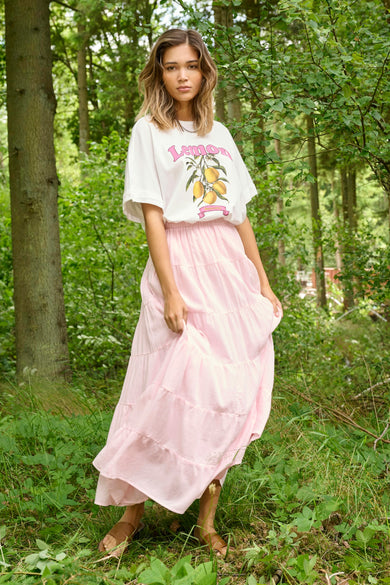 Jupe longue rose à volants ONLY® avec taille élastique et tissu texturé.