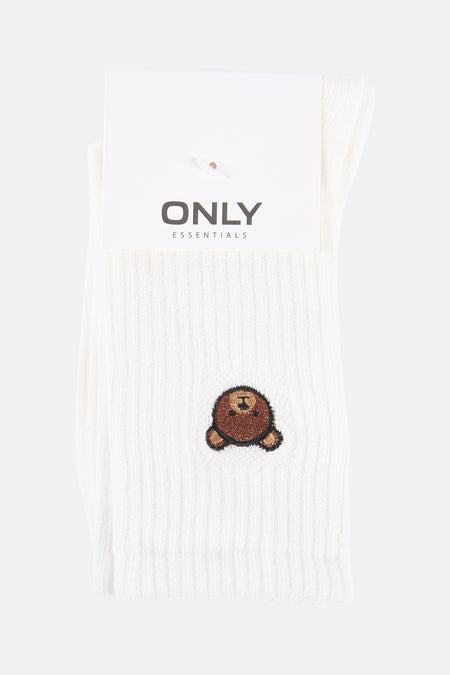 Witte sokken van ONLY Essentials, met een geborduurd bruin beertje.