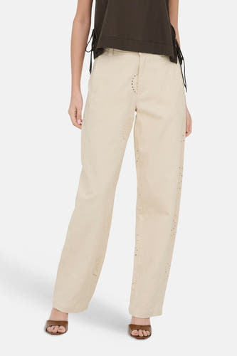 Ecru special fit jeans met bloemenrelief en perforaties van JDY, gedragen met donkergroene top en bruine sandalen, front view