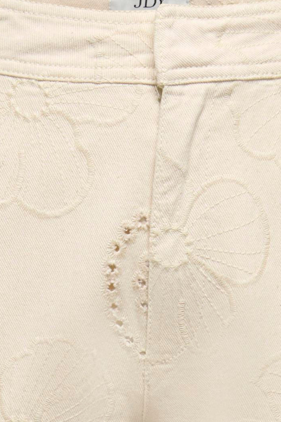 Ecru special fit jeans van JDY met bloemen borduurwerk en textuur, close-up vooraanzicht