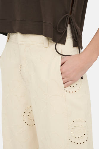Ecru special fit jeans met bloemenrelief en gaten, van JDY, close-up zijaanzicht met donkere top