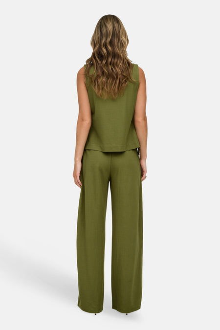 Groene mouwloze blouse van JDY, achterzijde, met strakke pasvorm en ritsdetail aan de zijkant, gekozen voor comfort en stijl.